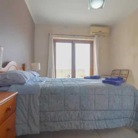 - 4 Double Bedroom With Pool
