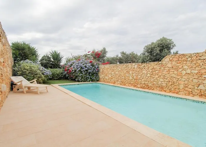 - 4 Double Bedroom With Pool Vilă Għarb