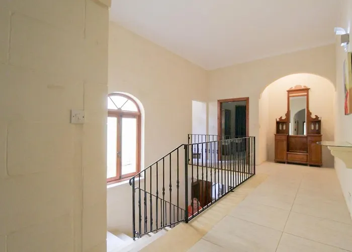 - 4 Double Bedroom With Pool *