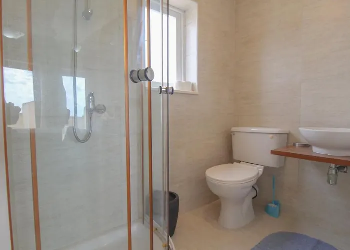 - 4 Double Bedroom With Pool *