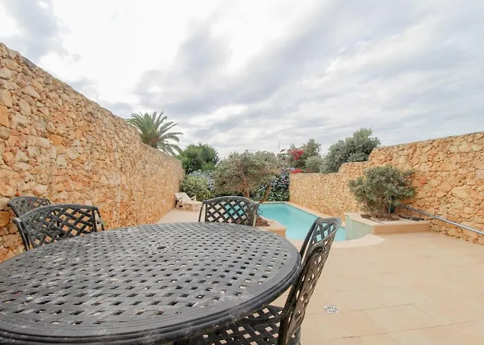 - 4 Double Bedroom With Pool Għarb