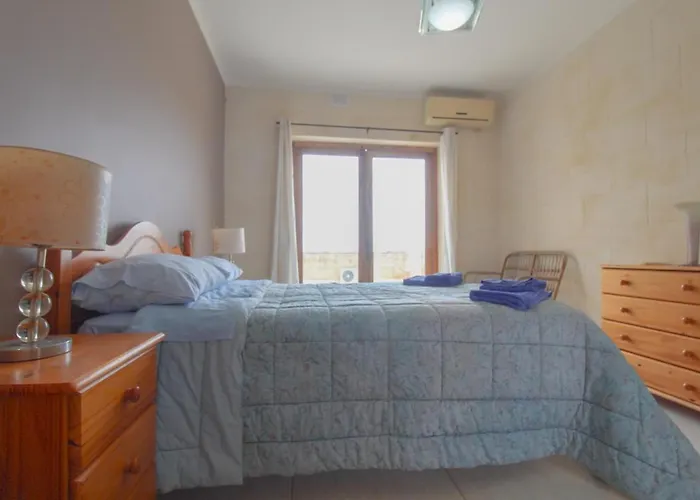 - 4 Double Bedroom With Pool