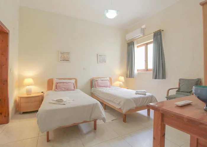 - 4 Double Bedroom With Pool Vilă *