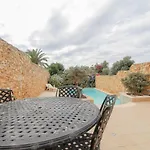 - 4 Double Bedroom With Pool Għarb