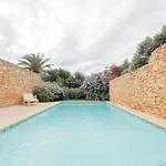 - 4 Double Bedroom With Pool