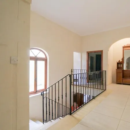 - 4 Double Bedroom With Pool *