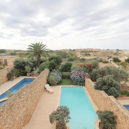 - 4 Double Bedroom With Pool Willa *