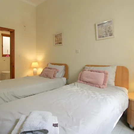 Willa - 4 Double Bedroom With Pool Għarb