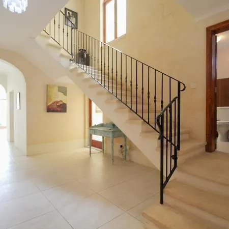 - 4 Double Bedroom With Pool Willa