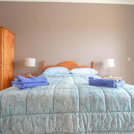 - 4 Double Bedroom With Pool Għarb