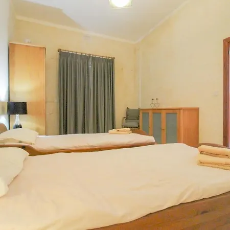 - 4 Double Bedroom With Pool