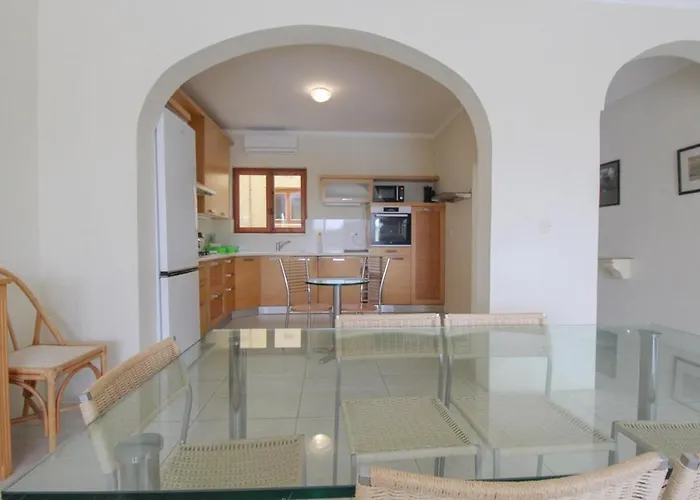 - 4 Double Bedroom With Pool *