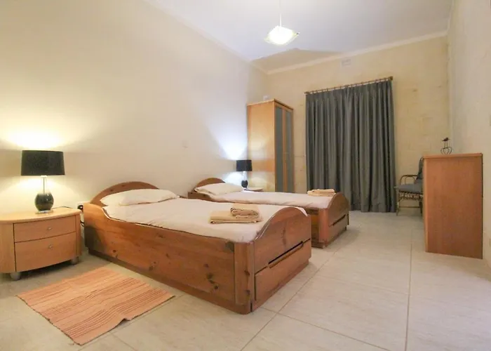 - 4 Double Bedroom With Pool Villa Għarb