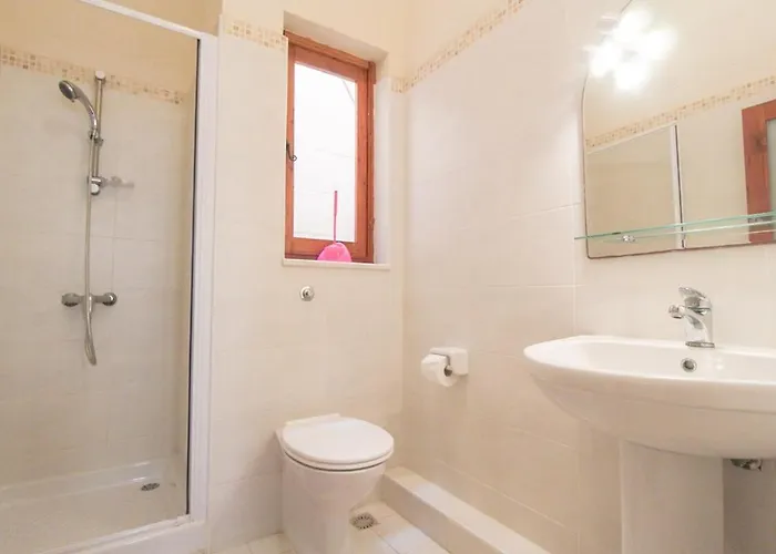 - 4 Double Bedroom With Pool