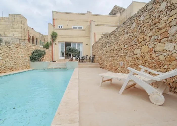 - 4 Double Bedroom With Pool *