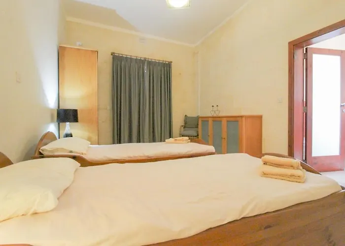 - 4 Double Bedroom With Pool