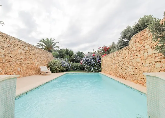 - 4 Double Bedroom With Pool